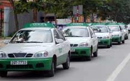 Xăng tăng 800 đồng/lít: Cước taxi tăng ít nhất 10%
